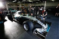 Pascal Wehrlein, Mercedes AMG F1 W07 Hybrid met Pirelli-banden voor 2017