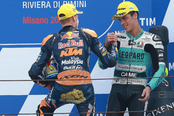 Racewinnaar Brad Binder, Red Bull KTM Ajo, derde plaats Joan Mir, Leopard Racing