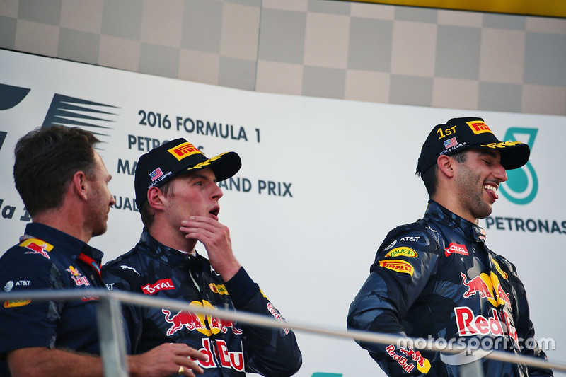 Il podio (da sx a dx): Christian Horner, Team Principal Red Bull Racing con il secondo classificato Max Verstappen, Red Bull Racing e il vincitore della gara Daniel Ricciardo, Red Bull Racing