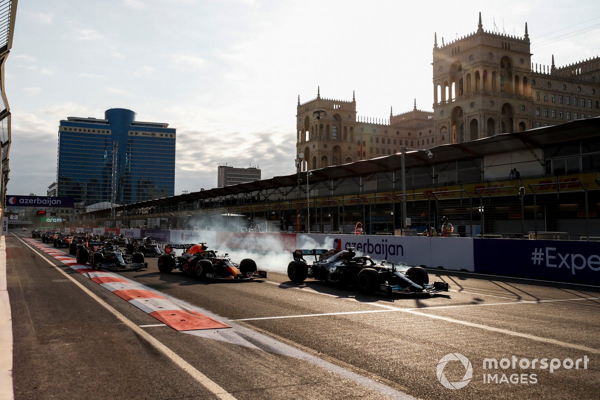 El momento en que Lewis Hamilton sigue de largo en la frenada de la curva uno en Bakú.