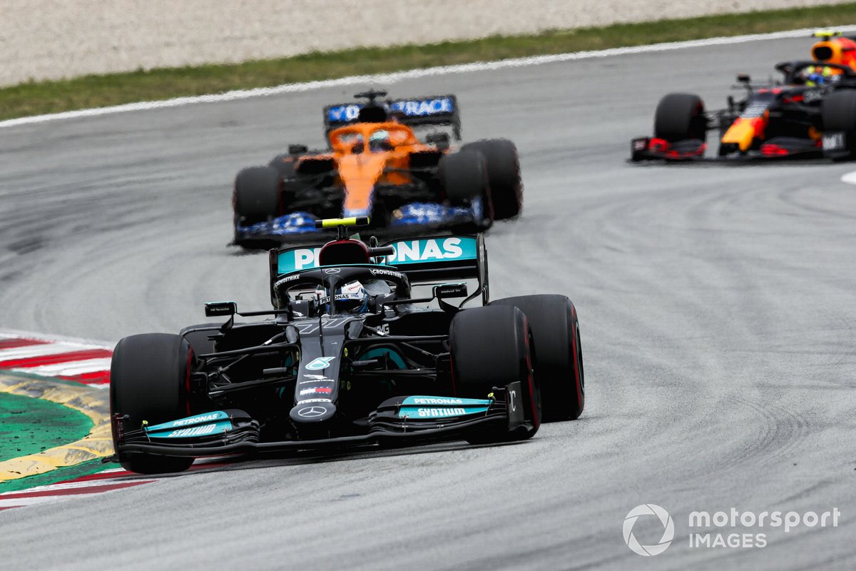 Valtteri Bottas, Mercedes W12, Daniel Ricciardo, McLaren MCL35M, dan Sergio Perez, Red Bull Racing RB16B