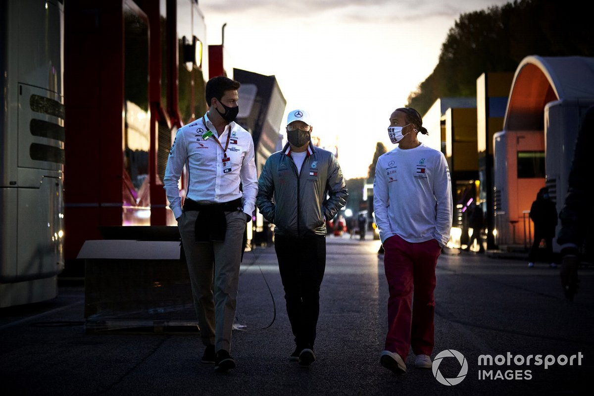 Toto Wolff, Valtteri Bottas y Lewis Hamilton conforman un equipo exitoso en Mercedes.