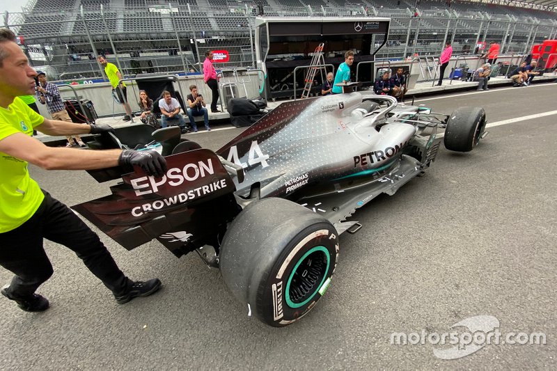 Il fondo danneggiato della monoposto di Lewis Hamilton, Mercedes AMG F1 W10