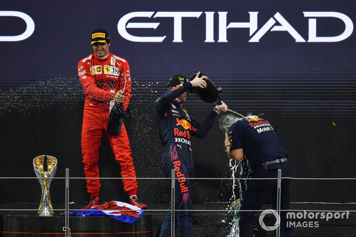 Carlos Sainz Jr., Ferrari, terzo classificato, Max Verstappen, Red Bull Racing, primo classificato, Christian Horner, Team Principal, Red Bull Racing, festeggiano sul podio Rose Water