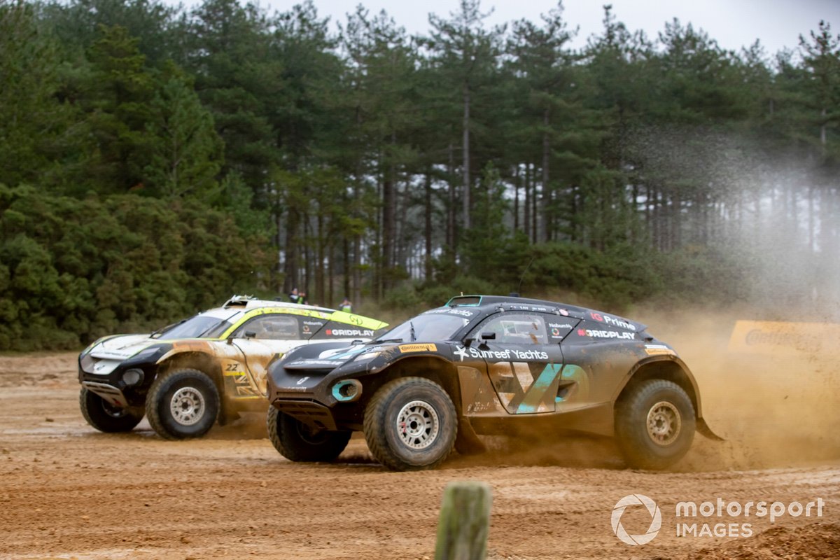 Batalla rueda a rueda en el campeonato de Extreme E.