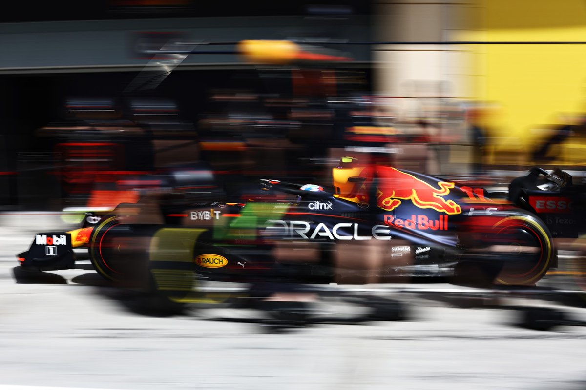 Sergio Perez, Red Bull Racing RB18, en una parada de pits.
