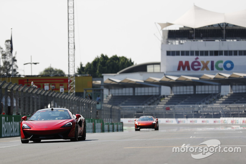 McLaren 570S tijdens de Pirelli Hot Laps in Mexico.