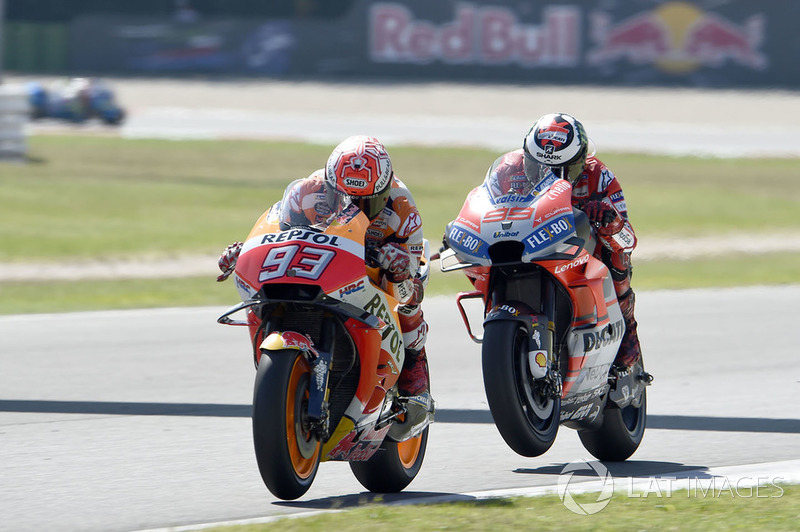 Marc Márquez por delante de Jorge Lorenzo en la carrera de Misano