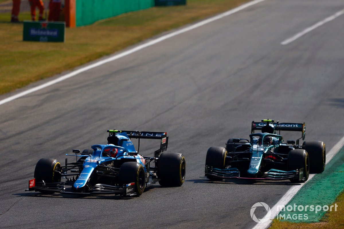 Esteban Ocon, Alpine A521, Sebastian Vettel, Aston Martin AMR21