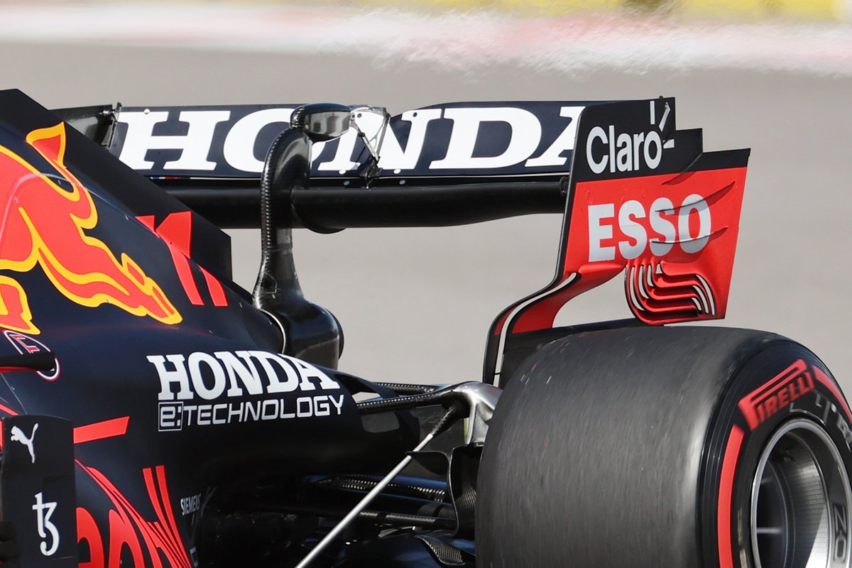 Red Bull Racing RB16B, dettaglio dell'ala posteriore con il mono pilone e senza T-wing