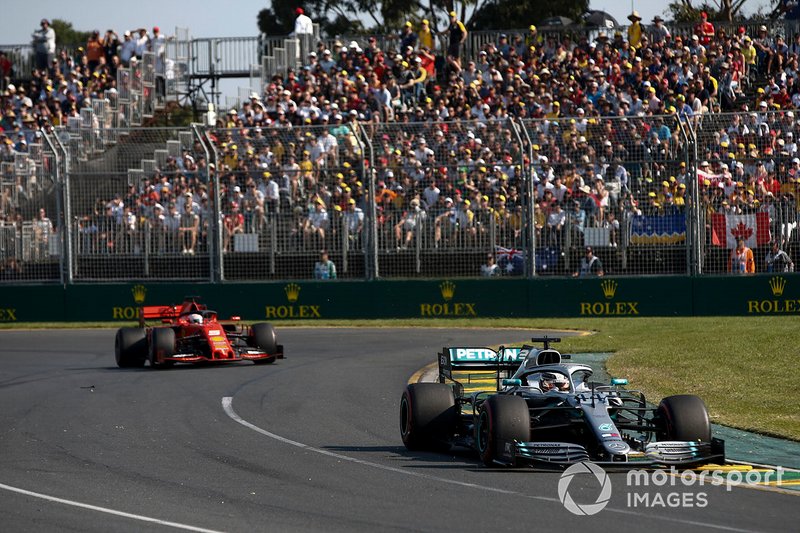 Lewis Hamilton, Mercedes AMG F1 W10, devant Sebastian Vettel, Ferrari SF90