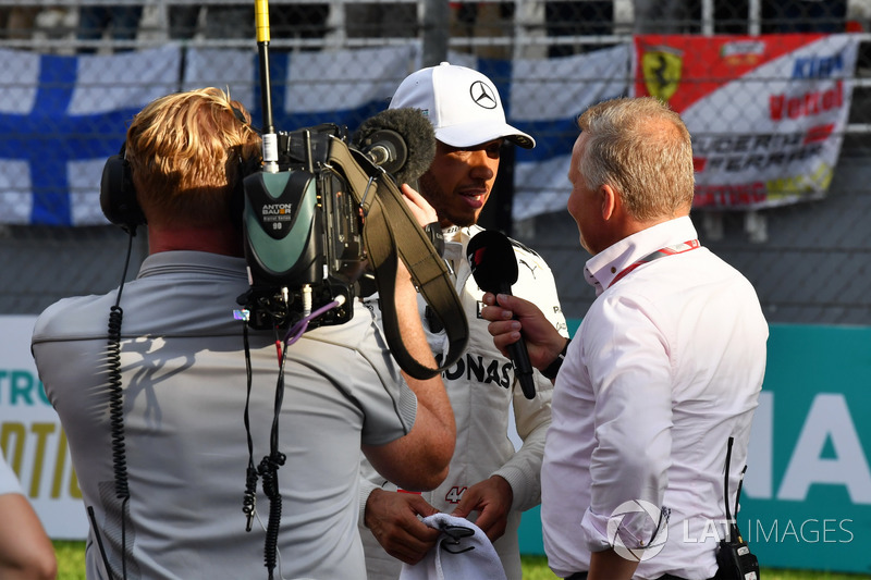 Pole sitter Lewis Hamilton, Mercedes AMG F1 talks, Johnny Herbert, F1 Experiences 2-Seater Driver