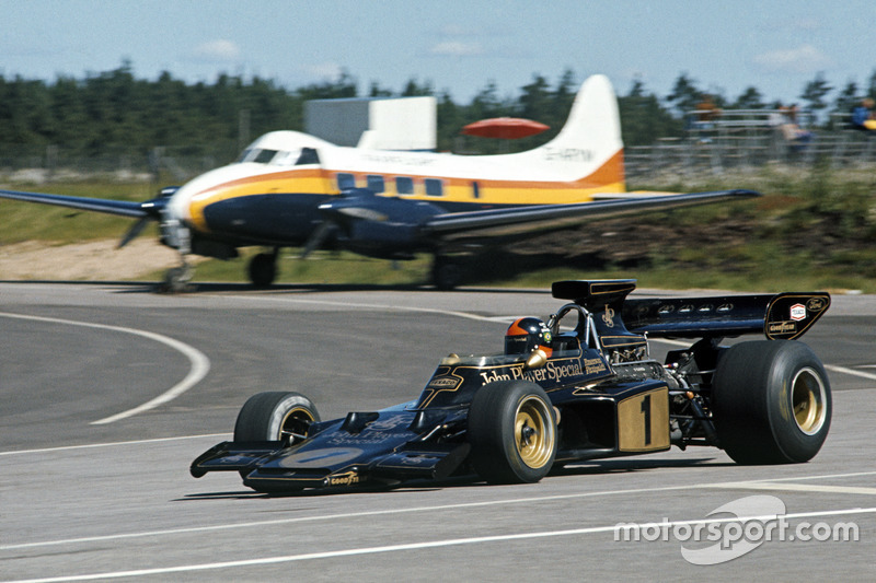 Emerson Fittipaldi au volant de la Lotus 72E.