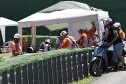 Jonathan Rea, Kawasaki Racing sees how Chaz Davies, Ducati Team is after crash