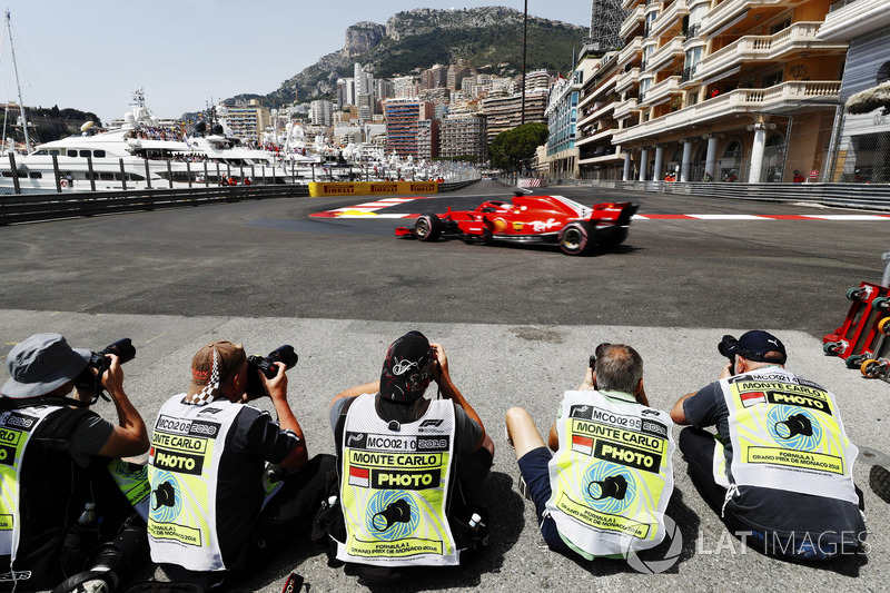 Des photographes prennent en photo Sebastian Vettel, Ferrari SF71H