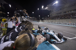 Damalı bayrak: Yarış galibi Valtteri Bottas, Mercedes AMG F1 W08