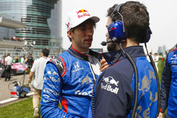 Pierre Gasly, Toro Rosso, on the grid with an engineer