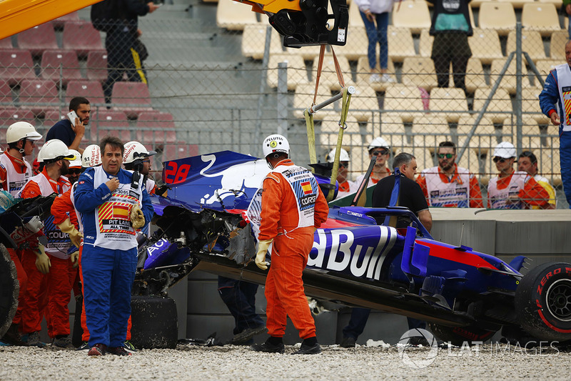 Эвакуация с трассы разбитого автомобиля STR13 Брендона Хартли, Scuderia Toro Rosso