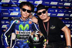 Valentino Rossi, Yamaha Factory Racing con Alessio Salucci e il suo casco Blues Brothers