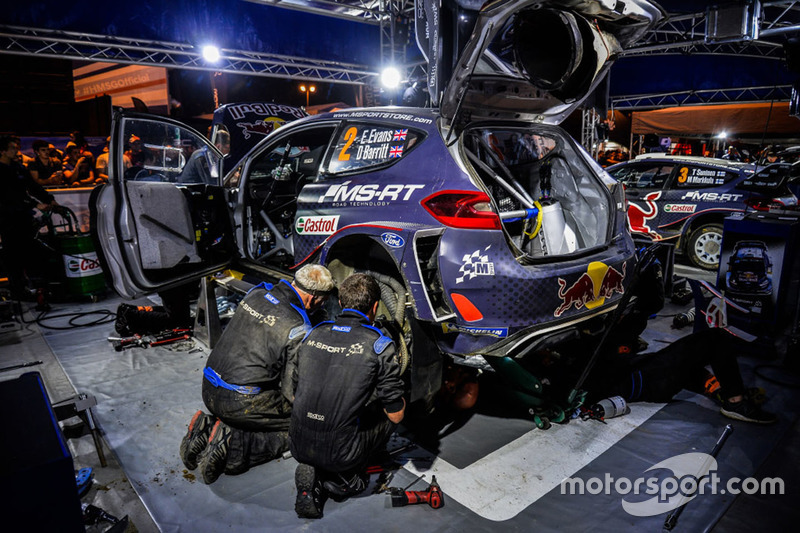 Meccanici M-Sport a lavoro