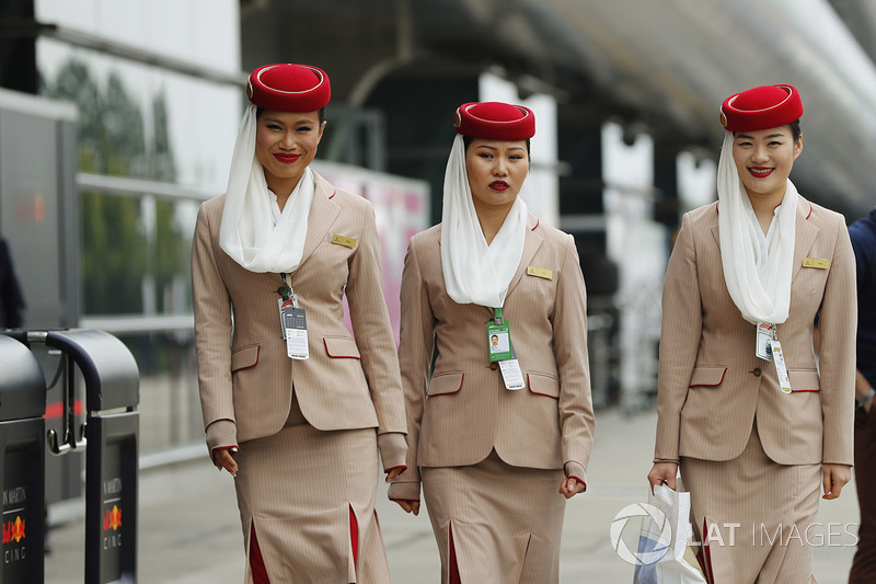 Стюардеси Emirates