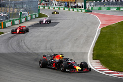 Daniel Ricciardo, Red Bull Racing RB14, Kimi Raikkonen, Ferrari SF71H, Esteban Ocon, Force