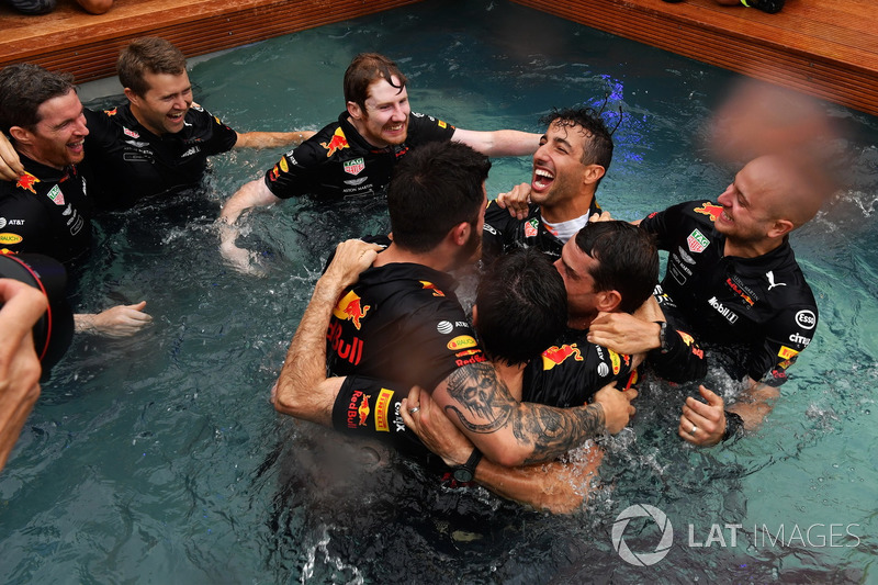 A Red Bull fergeteges monacói medencés partija