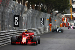 Kimi Raikkonen, Ferrari SF71H, Valtteri Bottas, Mercedes AMG F1 W09