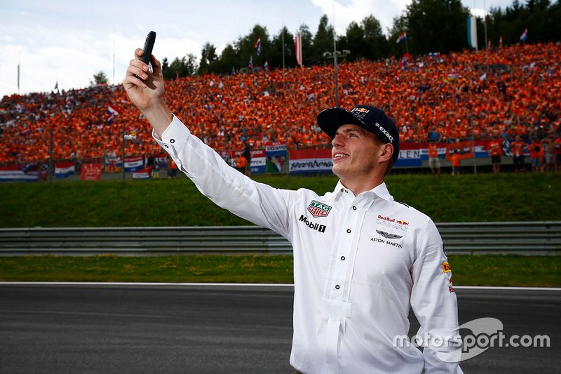 Max Verstappen, Red Bull, prend une photo avec ses fans