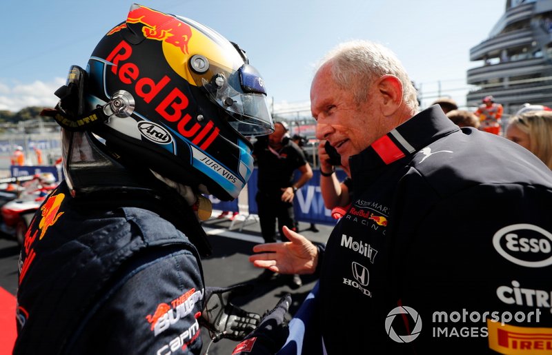 Le vainqueur Juri Vips, Hitech Grand Prix avec Helmut Marko, consultant, Red Bull Racing, dans le parc fermé