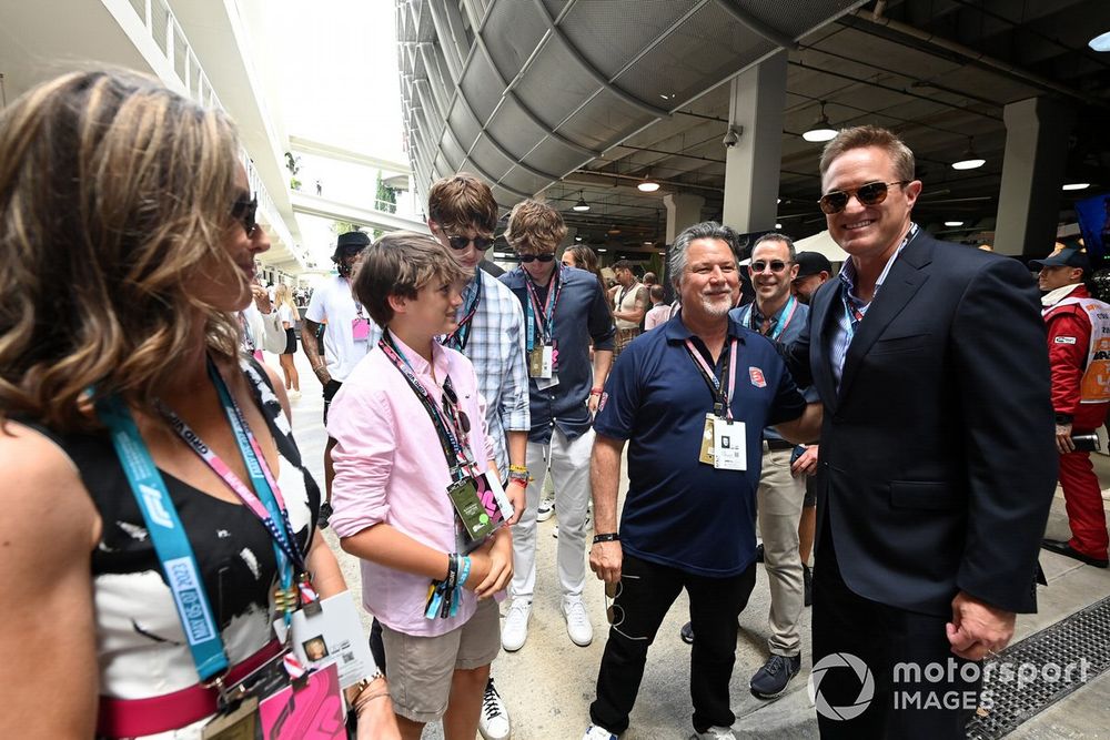 Tom Garfinkel se reúne con Michael Andretti en el paddock