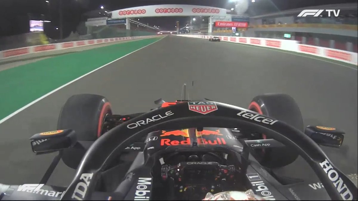 Max Verstappen passe à côté d'un double drapeau jaune (à gauche) lors des qualifications du GP du Qatar