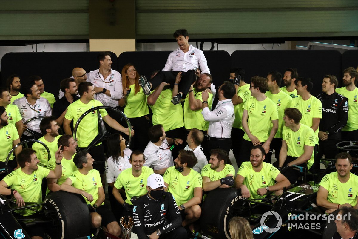 Toto Wolff, Direktur Eksekutif (Bisnis) Mercedes AMG Petronas F1 Team saat merayakan keberhasilan merebut gelar ganda di F1 2020. Gaya kepemimpinan Wolff inilah yang akan dicontoh Nico Rosberg di tim balapnya.