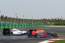 Daniil Kvyat, Red Bull Racing RB12 y Felipe Massa, Williams FW38 batalla por la posición