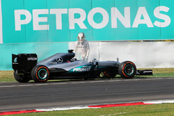 Льюіс Хемілтон, Mercedes AMG F1 W07 Hybrid сходить через відмову двигуна