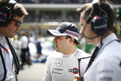Rob Smedley, Head of Vehicle Performance, Williams praat met Felipe Massa, Williams