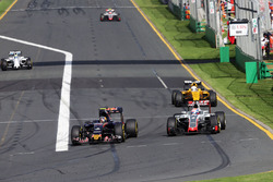Carlos Sainz Jr., Scuderia Toro Rosso STR11 en Romain Grosjean, Haas F1 Team VF-16 gevecht