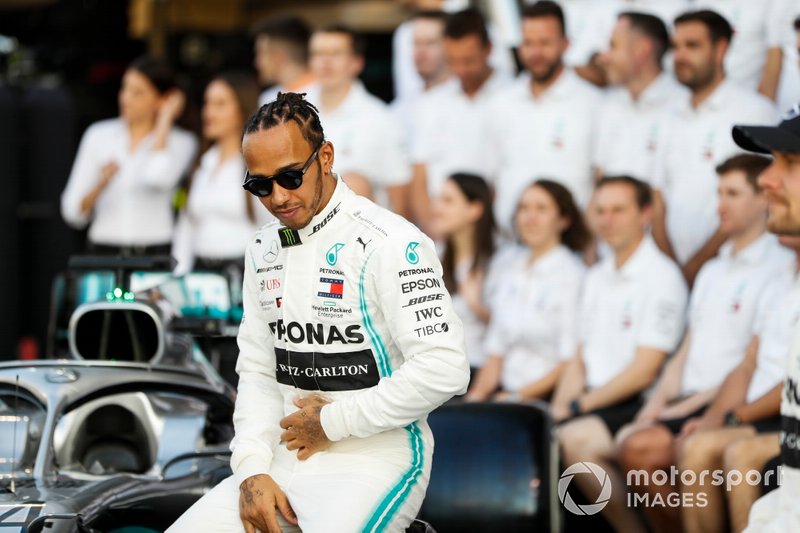 Lewis Hamilton, Mercedes AMG F1, posent pour une photo de groupe