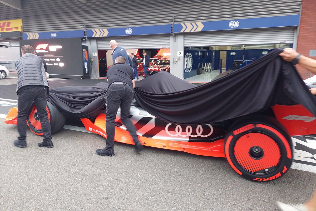 El Audi F1 bajo una lona