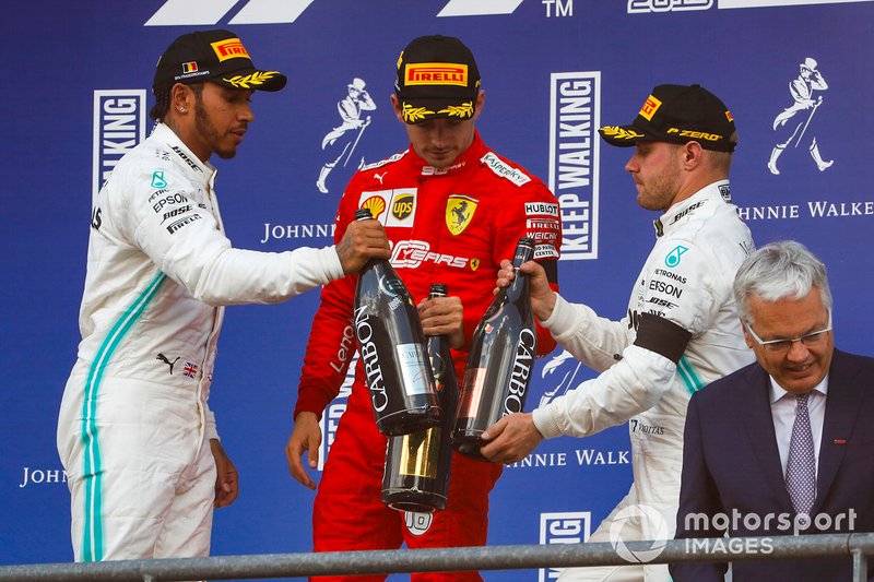 Lewis Hamilton, Mercedes AMG F1, secondo classificato, Charles Leclerc, Ferrari, primo classificato, e Valtteri Bottas, Mercedes AMG F1, terzo classificato festeggia sul podio