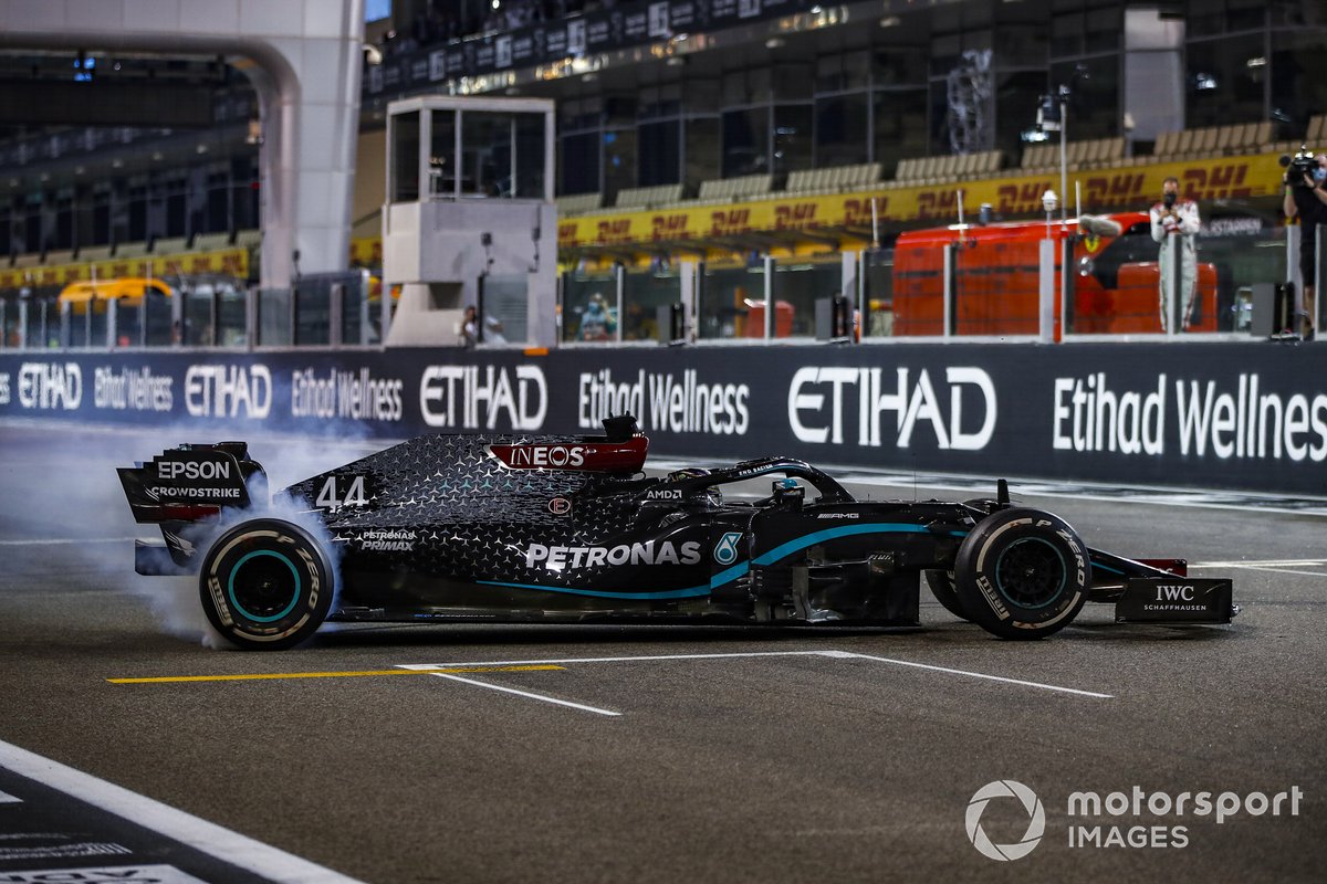 Pembalap Mercedes, Lewis Hamilton, melakukan atraksi donat dengan mobil F1 W11, usai GP Abu Dhabi 2020.
