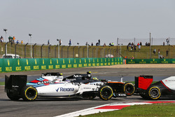 Valtteri Bottas, Williams FW38, und Sergio Perez, Sahara Force India F1 VJM09, im Positionskampf