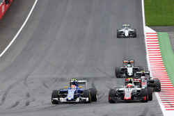Felipe Nasr, Sauber C35 and Esteban Gutierrez, Haas F1 Team VF-16 battle for position