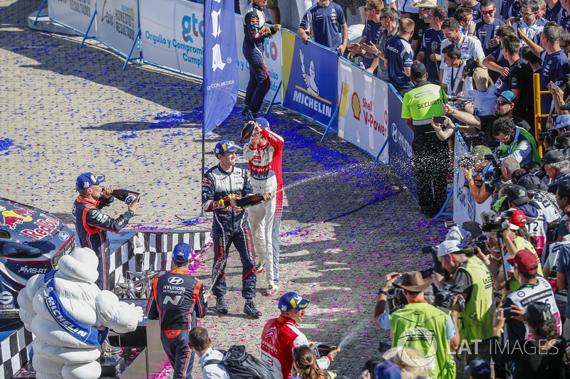 Podio: Sébastien Ogier, M-Sport Ford WRT, Kris Meeke, Citroën World Rally Team, Dani Sordo, Hyundai Motorsport