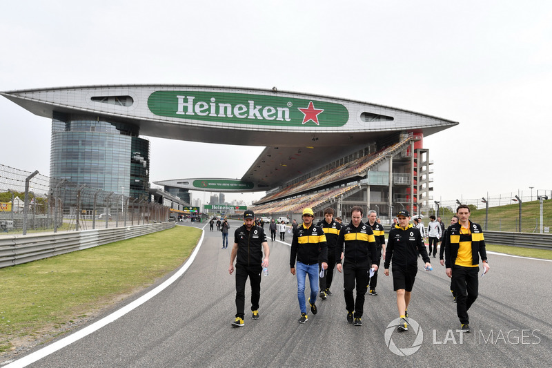 Карлос Сайнс, Renault Sport F1 Team, йде треком