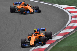 Stoffel Vandoorne, McLaren MCL33 and Fernando Alonso, McLaren MCL33