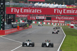 Lewis Hamilton, Mercedes AMG F1 W07 Hybrid; Nico Hülkenberg, Sahara Force India F1 VJM09