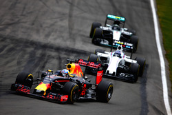 Daniel Ricciardo, Red Bull Racing RB12 voor Valtteri Bottas, Williams FW38 Mercedes en Nico Rosberg,