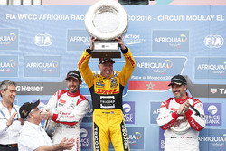 Podium: racewinnaar Tom Coronel, Roal Motorsport, Chevrolet RML Cruze TC1, tweede plaats José María