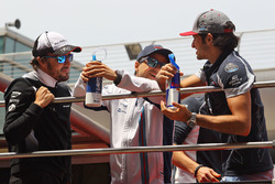 Fernando Alonso, McLaren, Felipe Massa, Williams and Carlos Sainz Jr., Scuderia Toro Rosso on the dr